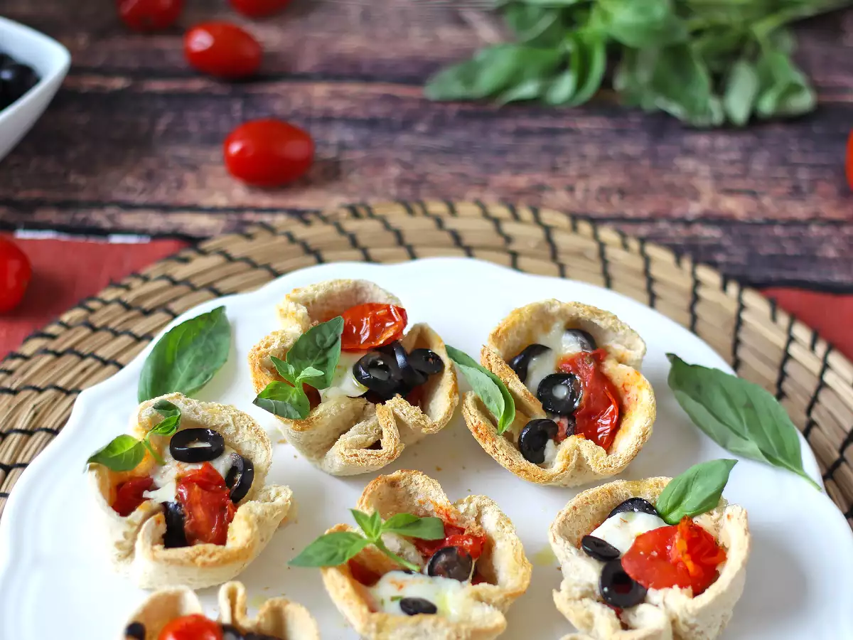 Cestinhas rústicas de pão recheadas com queijo, tomate e azeitona - foto 6