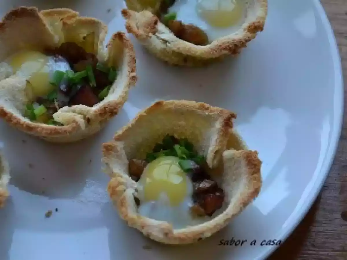 Cestinhos com bacon salteado, cogumelos e ovo de codorniz