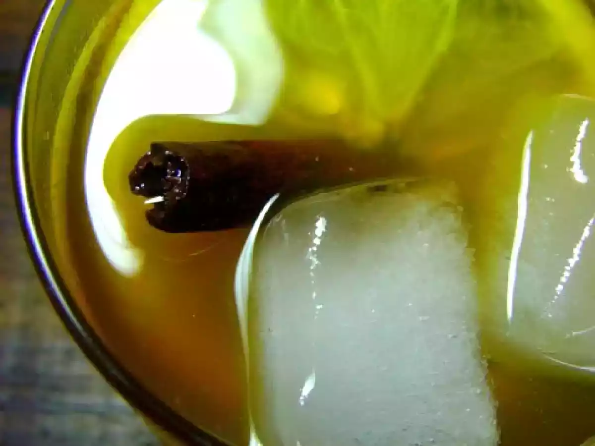 CHÁ GELADO COM LARANJA E ESPECIARIAS