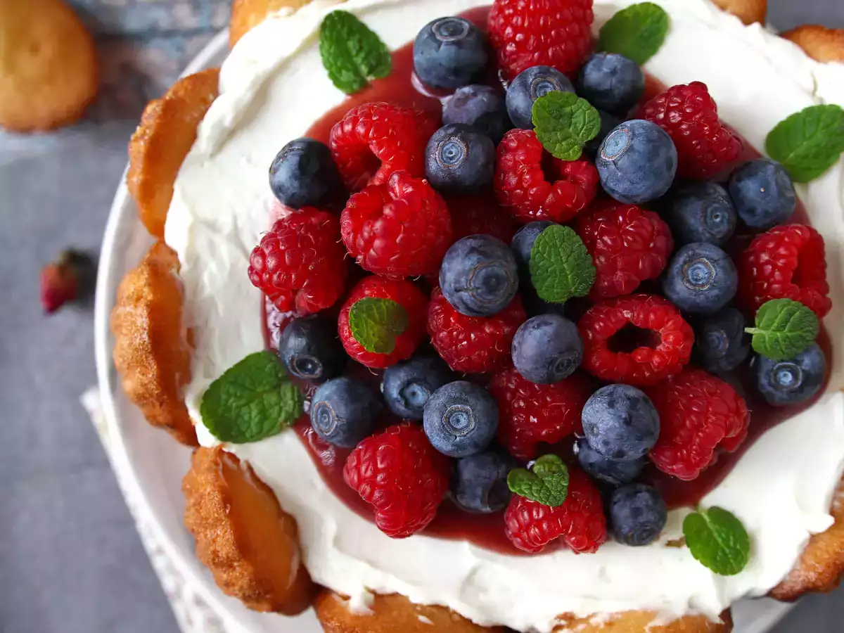 Charlotte de frutas vermelhas com creme de mascarpone e madeleines - foto 2