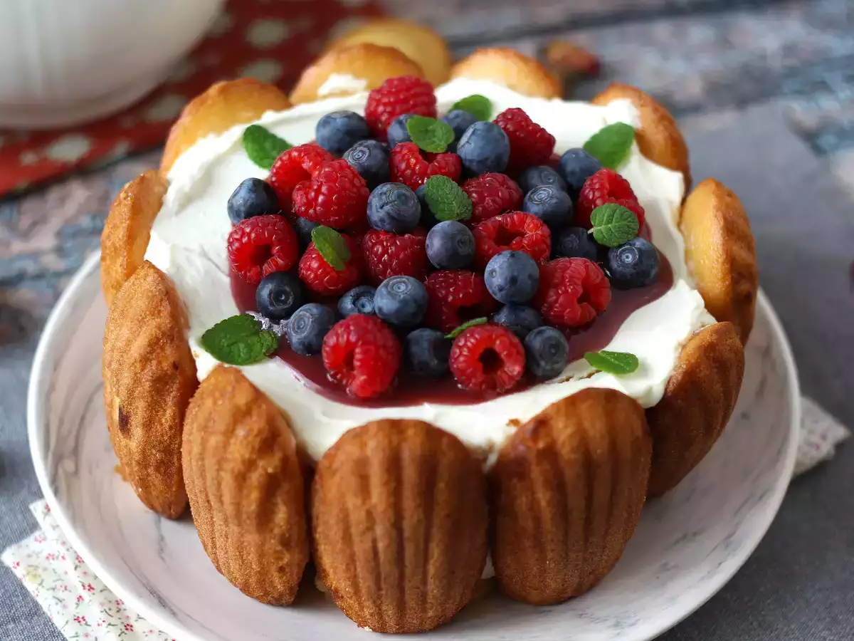 Charlotte de frutas vermelhas com creme de mascarpone e madeleines - foto 3