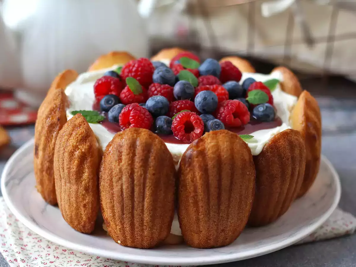 Charlotte de frutas vermelhas com creme de mascarpone e madeleines - foto 4