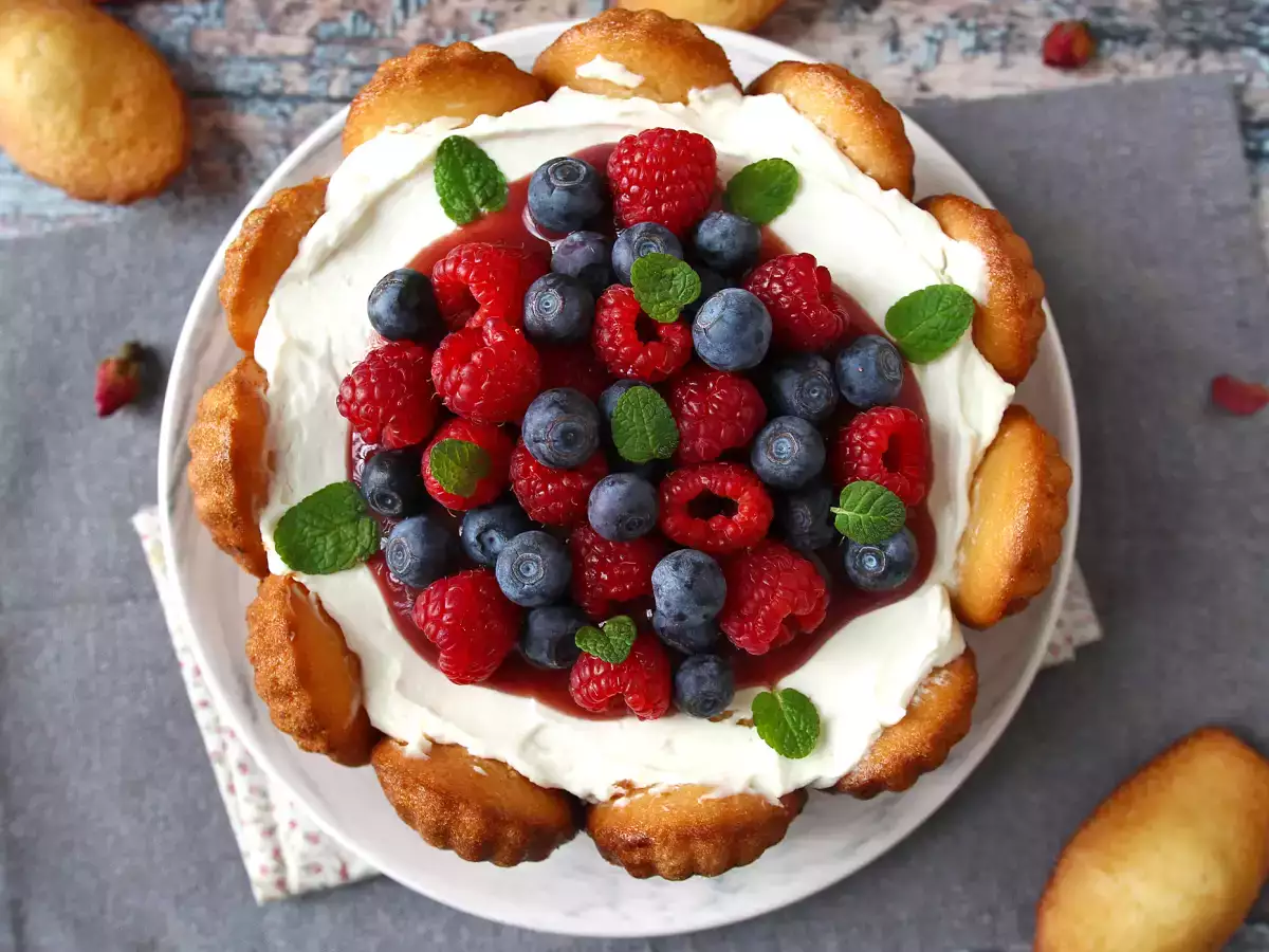 Charlotte de frutas vermelhas com creme de mascarpone e madeleines - foto 5