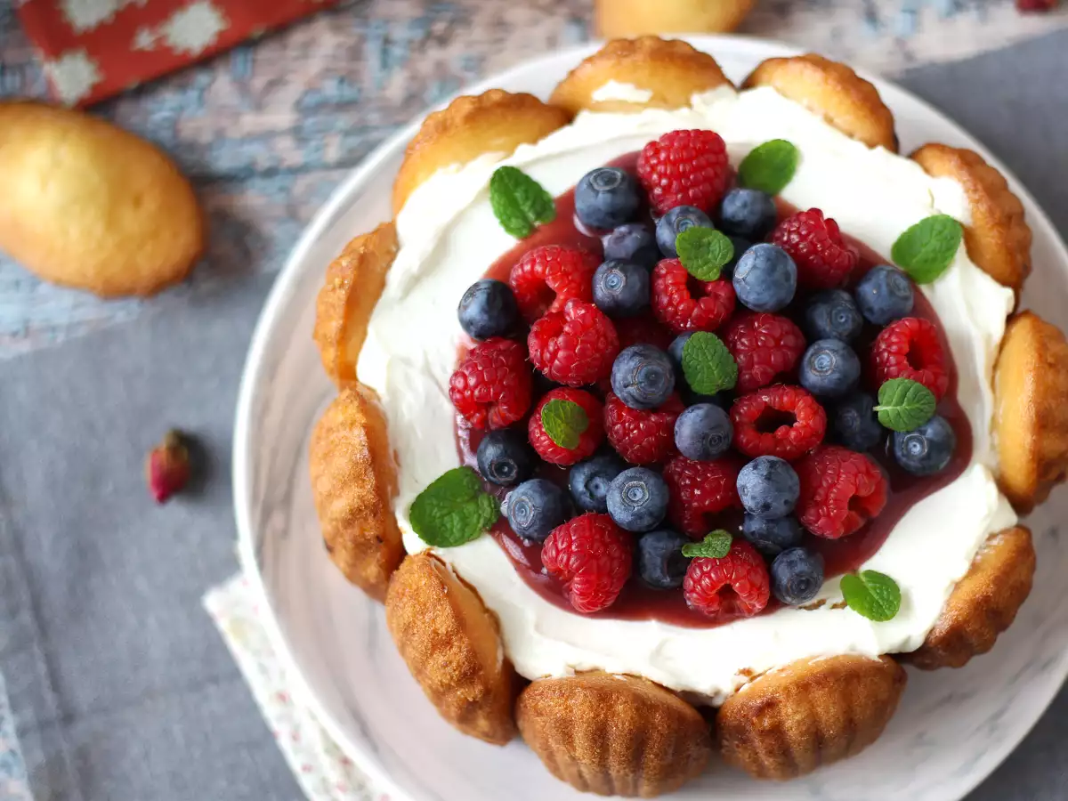 Charlotte de frutas vermelhas com creme de mascarpone e madeleines - foto 6