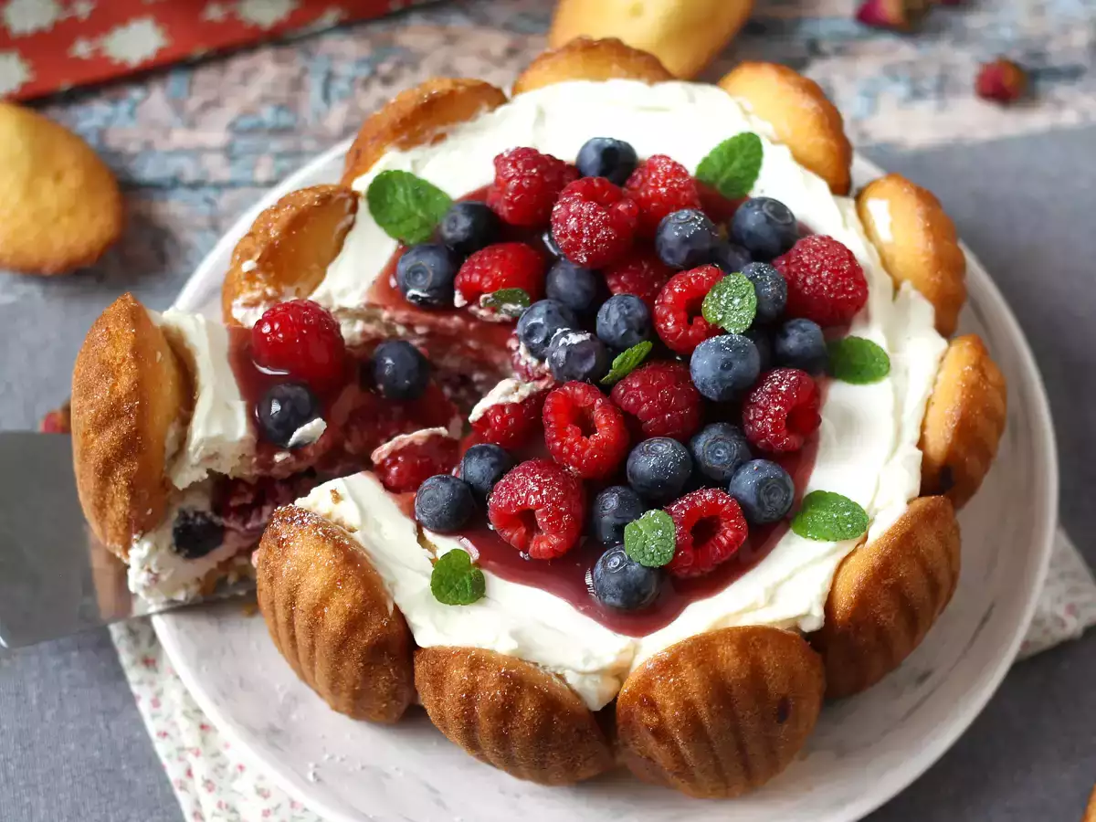 Charlotte de frutas vermelhas com creme de mascarpone e madeleines - foto 7