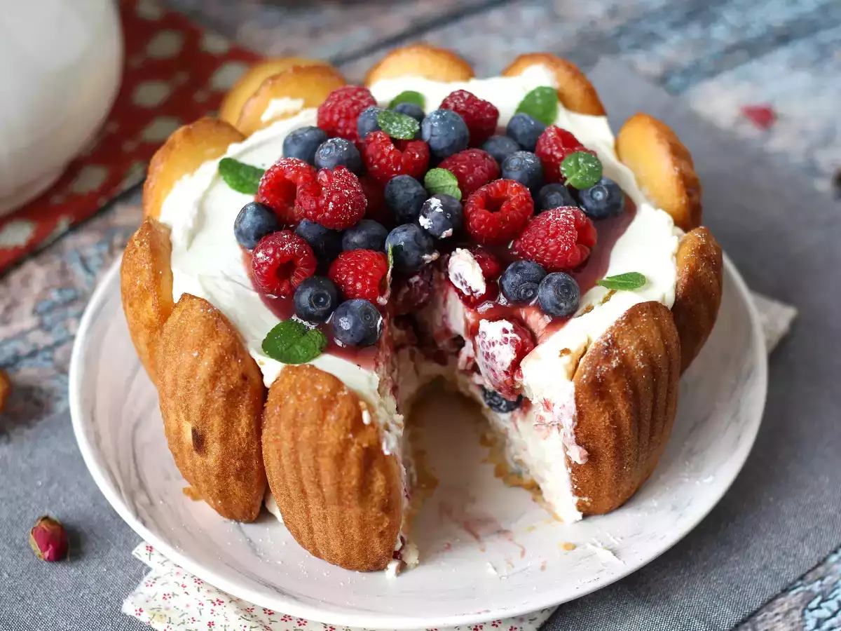 Charlotte de frutas vermelhas com creme de mascarpone e madeleines - foto 8