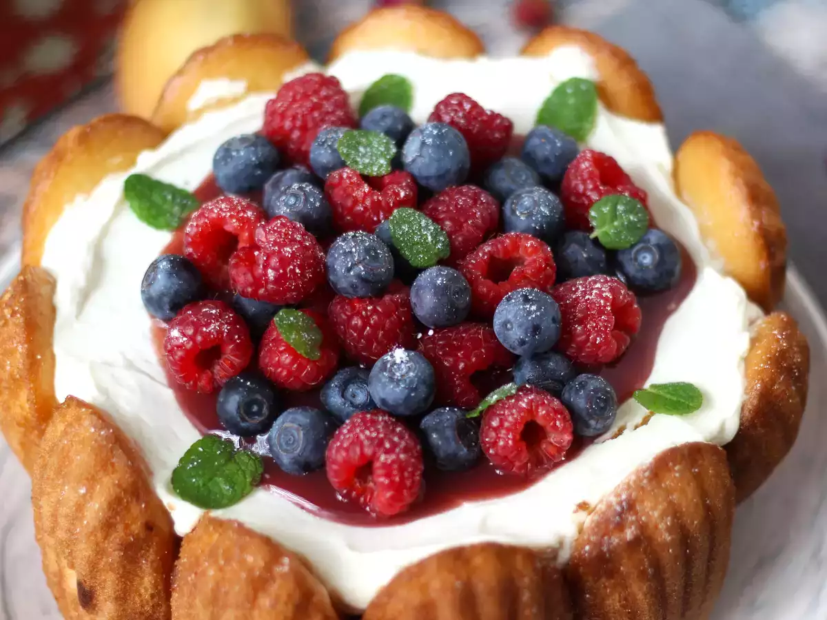 Charlotte de frutas vermelhas com creme de mascarpone e madeleines - foto 9