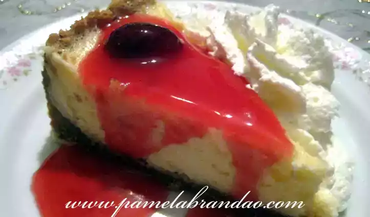 Cheesecake com calda de cereja