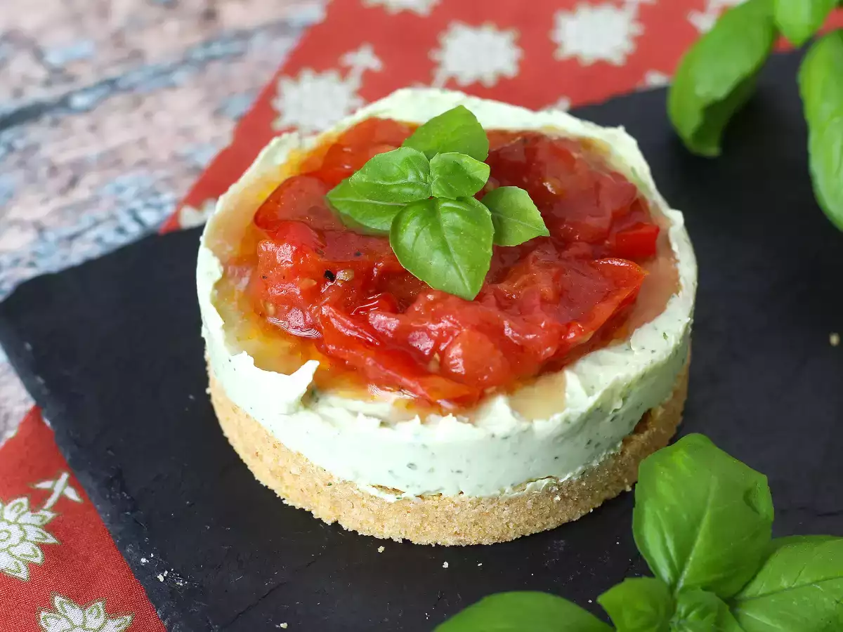 Cheesecake salgado com manjericão e tomate-cereja: ideia saborosa para bufês e aperitivos