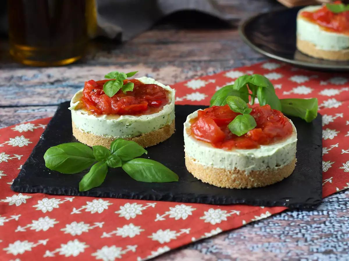 Cheesecake salgado com manjericão e tomate-cereja: ideia saborosa para bufês e aperitivos - foto 3