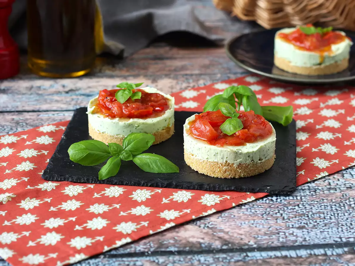 Cheesecake salgado com manjericão e tomate-cereja: ideia saborosa para bufês e aperitivos - foto 4