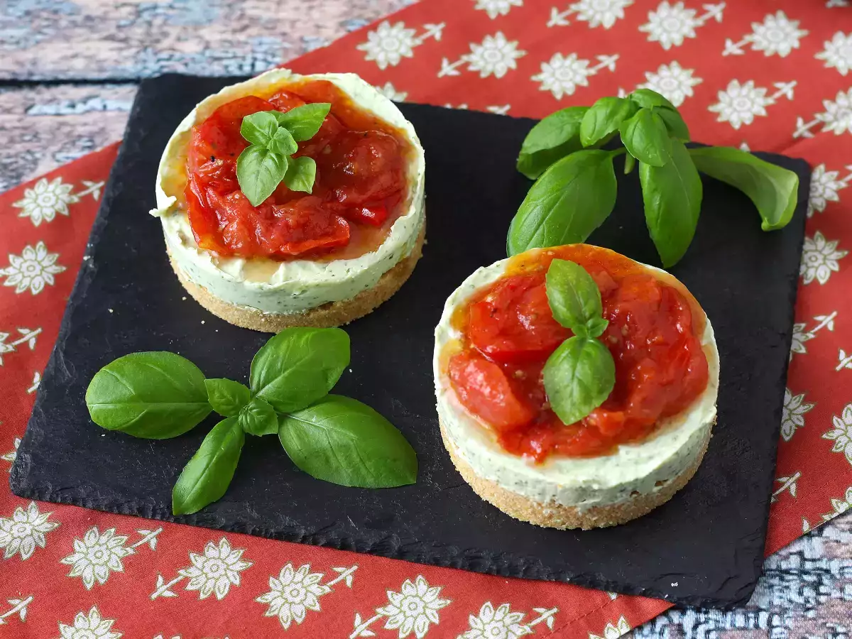 Cheesecake salgado com manjericão e tomate-cereja: ideia saborosa para bufês e aperitivos - foto 6