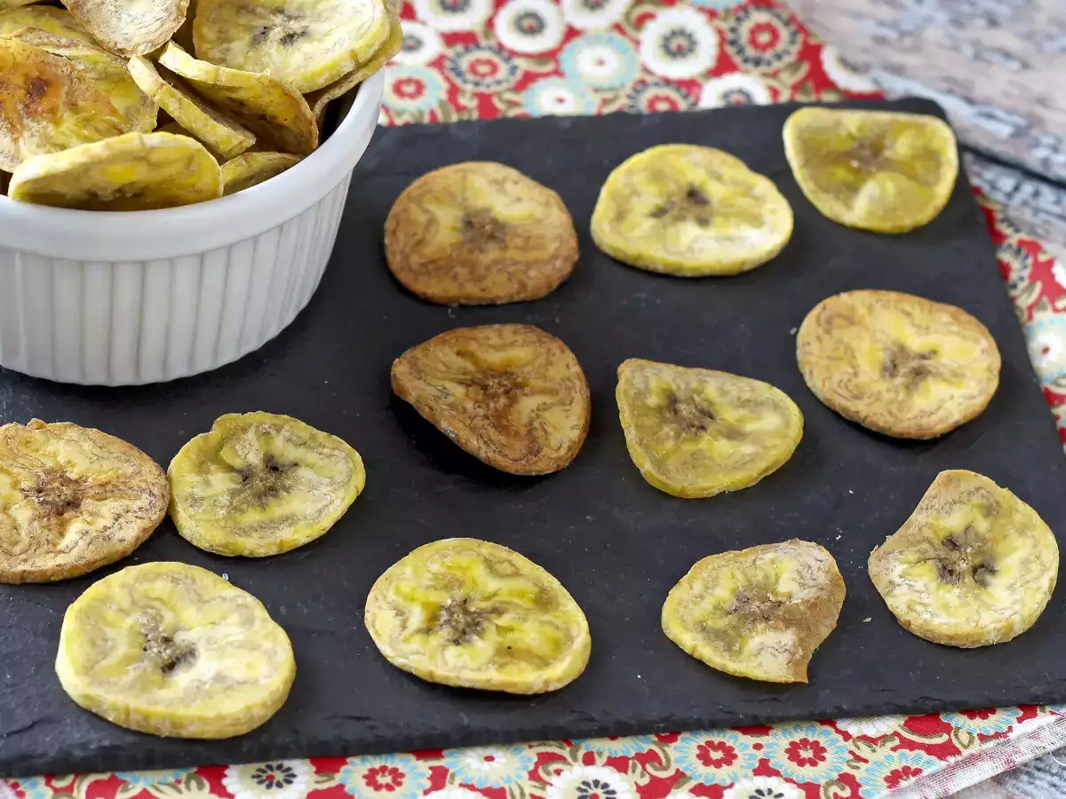 Chips de banana-da-terra assados no forno, muito mais saudáveis