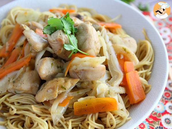 Noodles com peru, ananás e legumes chineses - Receita Petitchef