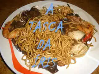 Chow mein de marisco