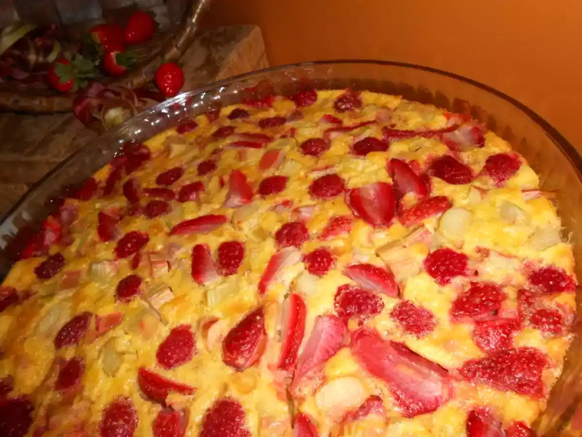 Clafoutis de ruibarbo, morango e framboesa