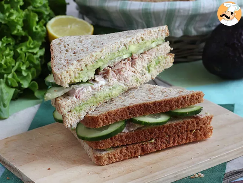 Club sandwich de atum e abacate