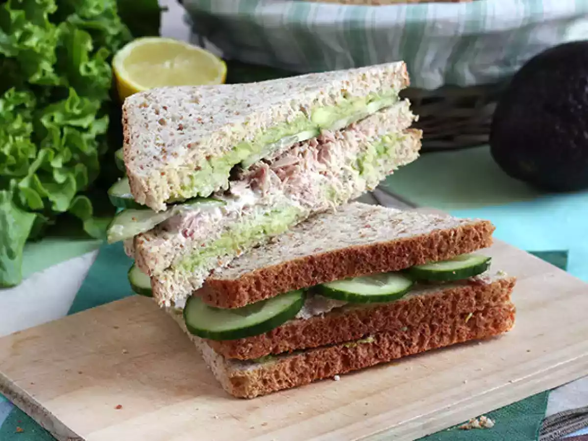 Club sandwich de atum e abacate