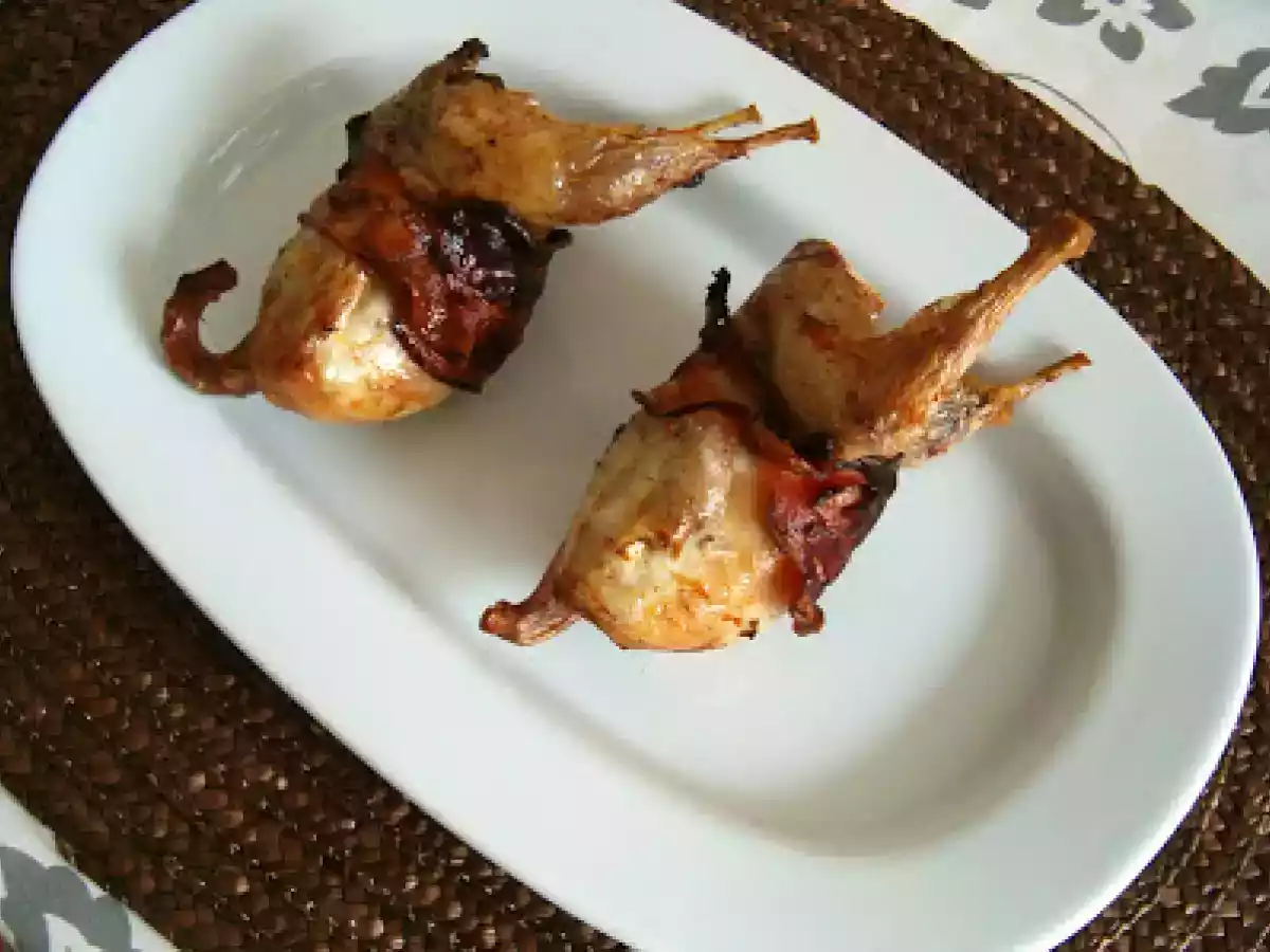 Codornizes agasalhadas em bacon e recheadas com cogumelos