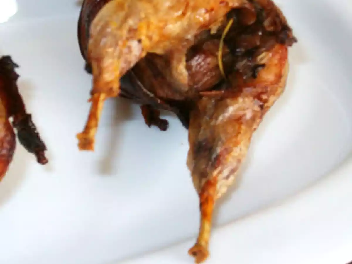 Codornizes agasalhadas em bacon e recheadas com cogumelos - foto 2