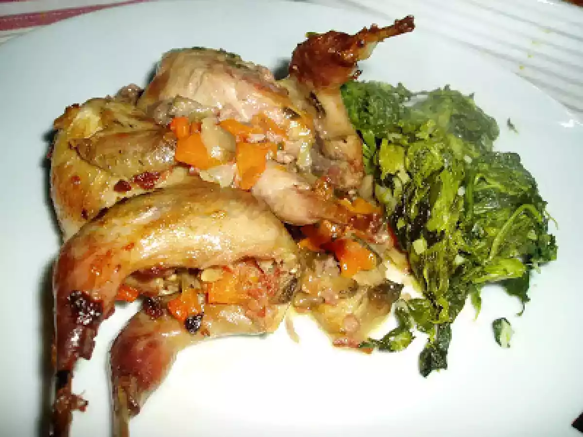 Codornizes com cogumelos e bacon