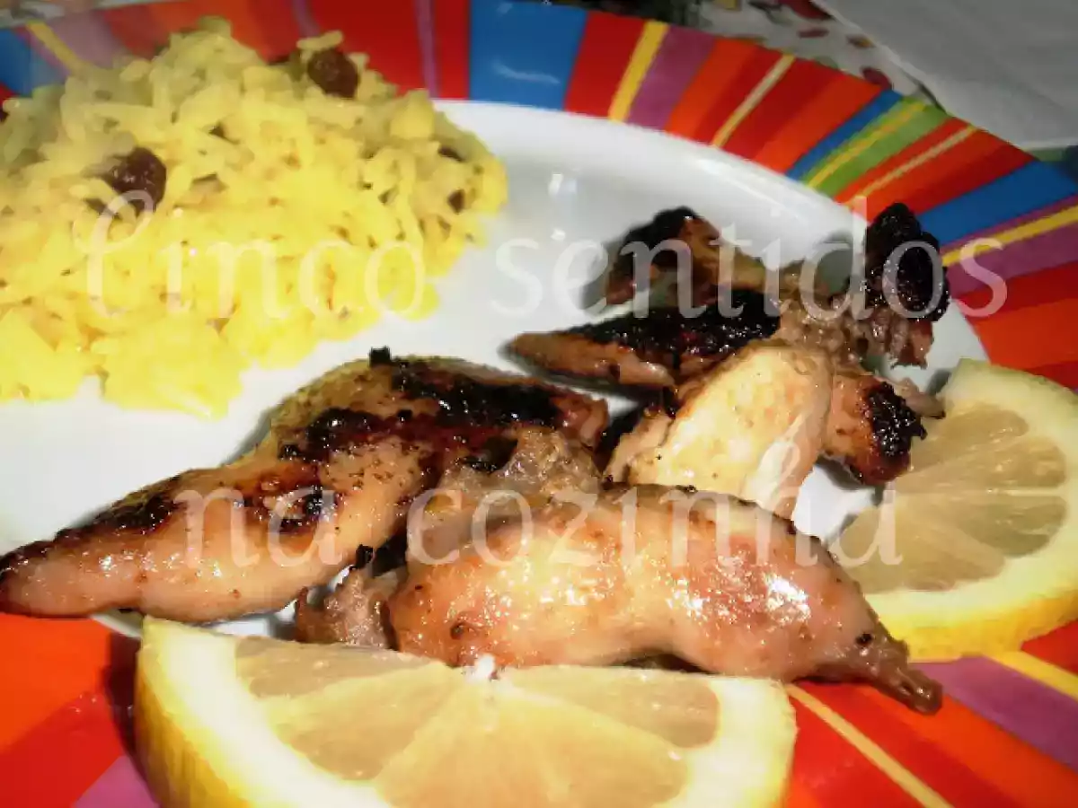Codornizes fritas com arroz de açafrão, passas e amêndoas