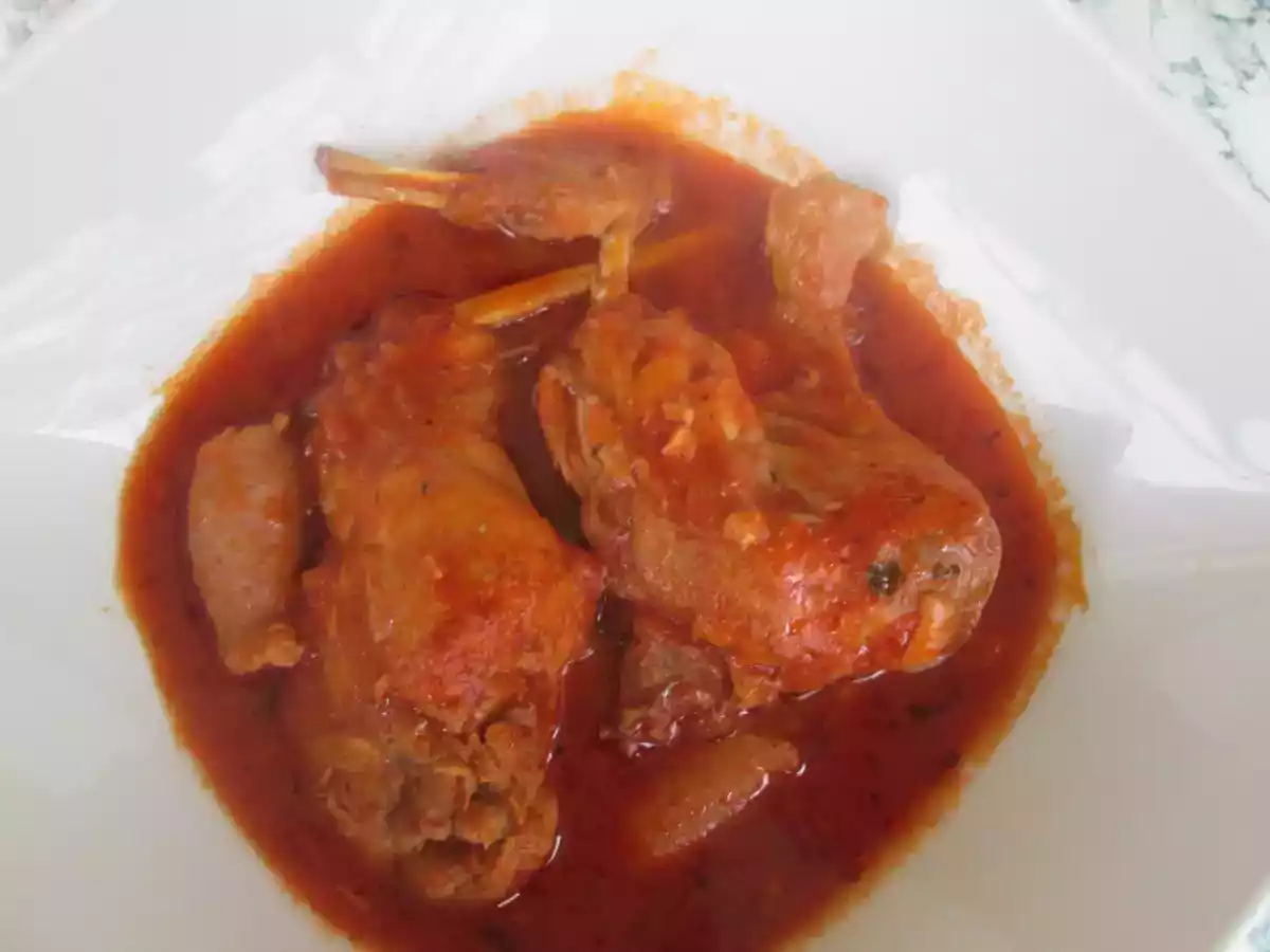 Coelho ao molho de tomate (Coniglio al sugo di pomodoro)