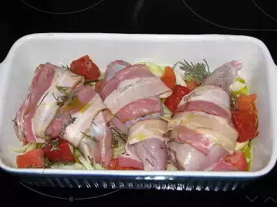 Coelho com bacon e alecrim