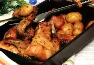 Coelho no forno com batatas assadas