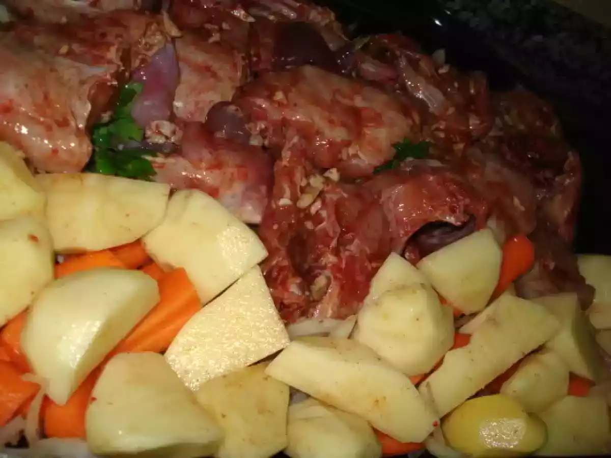 COELHO NO FORNO COM BATATAS, CENOURAS E ACOMPANHAMENTO DE GRELOS...