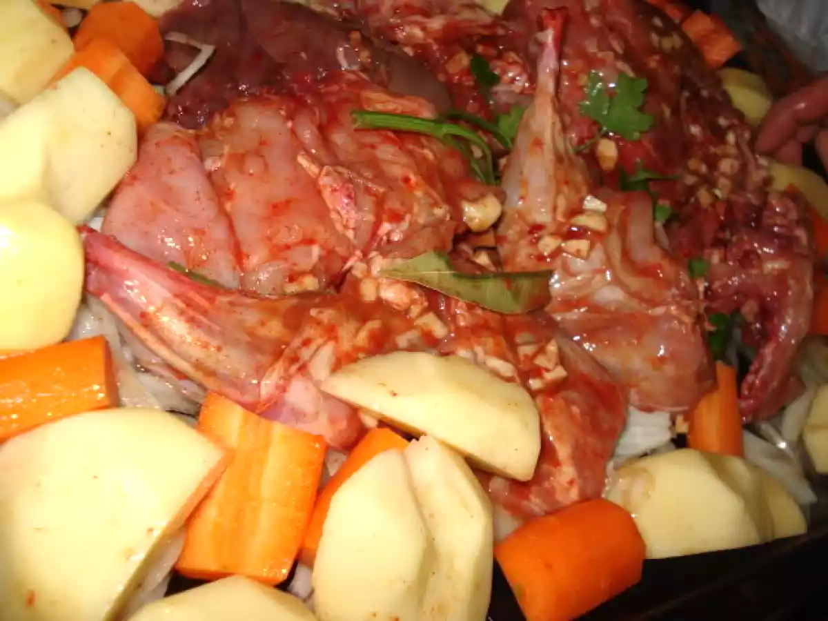 COELHO NO FORNO COM BATATAS, CENOURAS E ACOMPANHAMENTO DE GRELOS... - foto 2