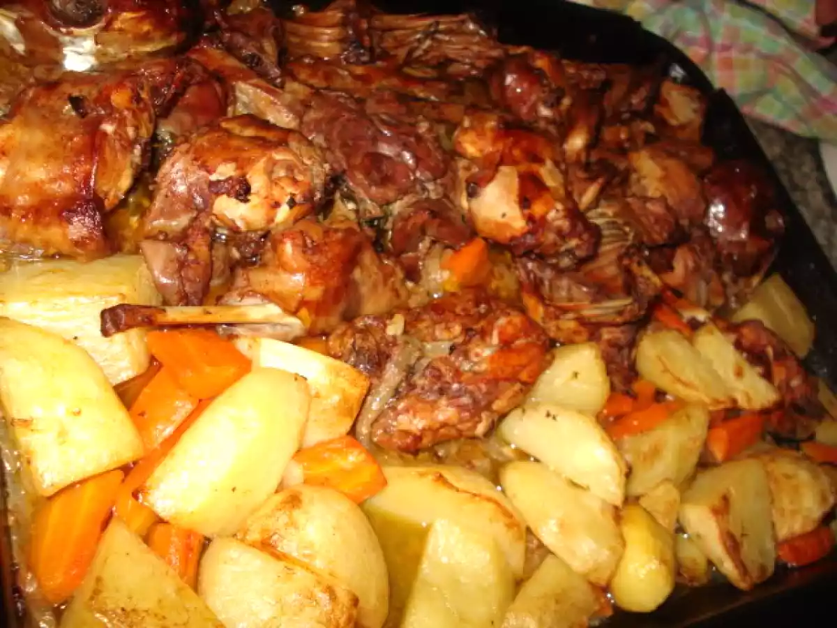COELHO NO FORNO COM BATATAS, CENOURAS E ACOMPANHAMENTO DE GRELOS... - foto 3