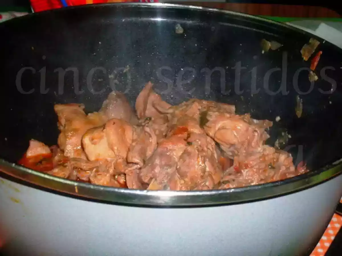 Coelho no tacho com vinho tinto