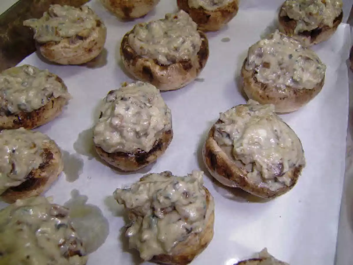 Cogumelos de Paris Recheados com Gorgonzola e Nozes