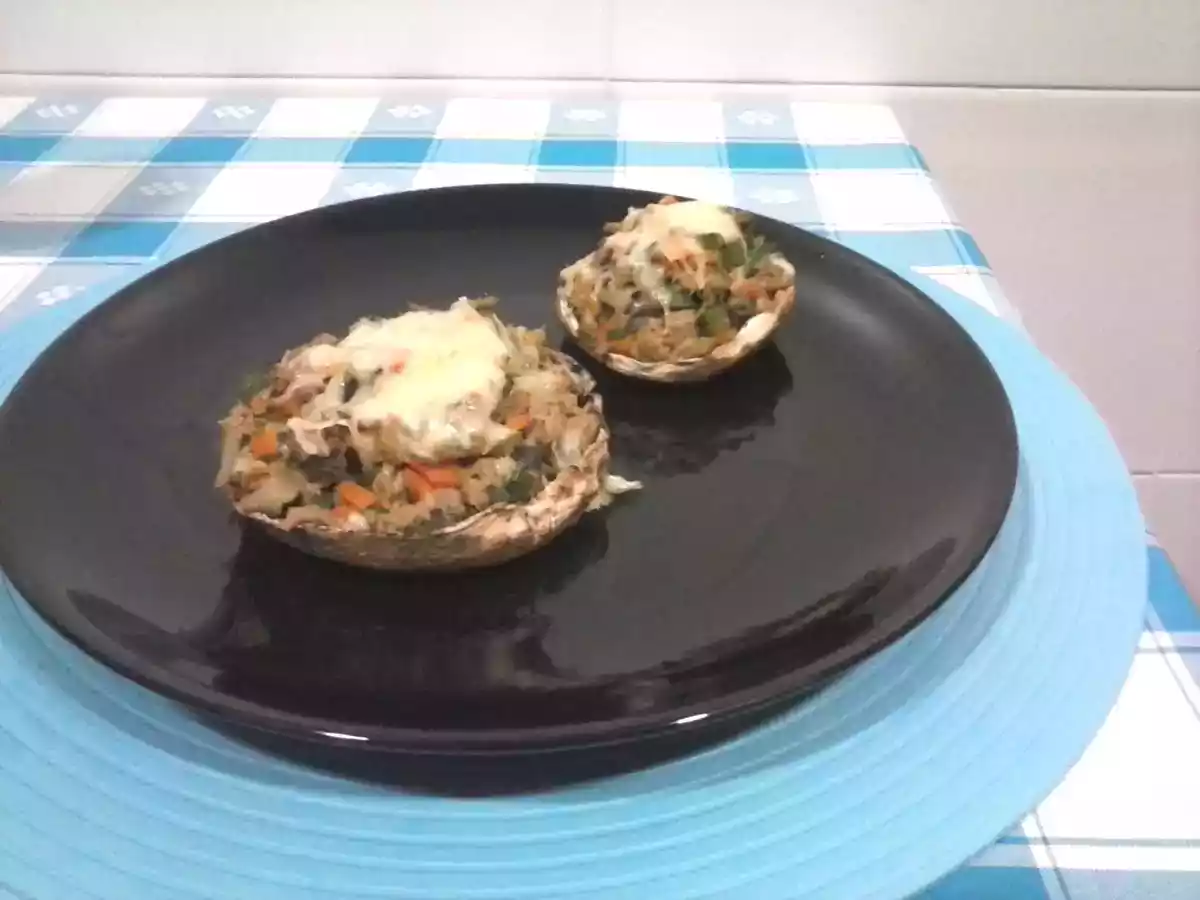 Cogumelos recheados com atum