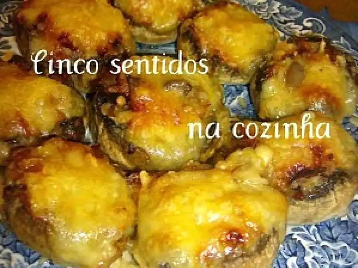 Cogumelos recheados com queijo raclete