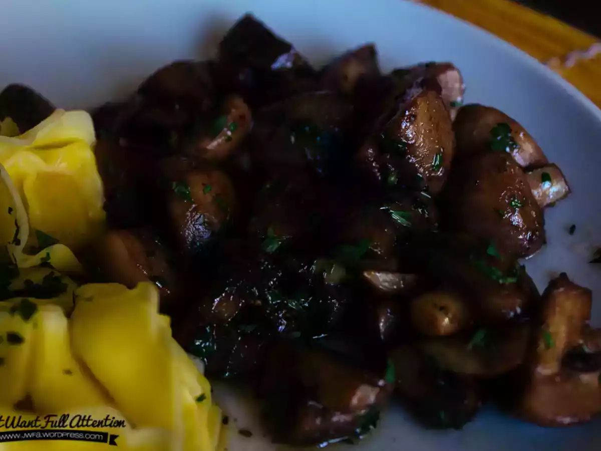 Cogumelos salteados com vinho e alho