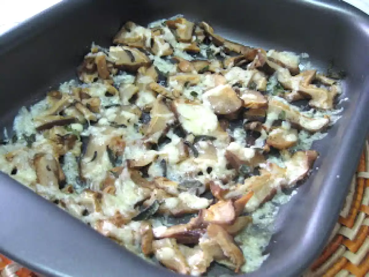 Cogumelos Shitake fatiados com mussarela derretida e tomilho
