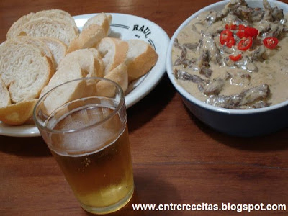 Comida de boteco: picadinho de carne ao molho gorgonzola