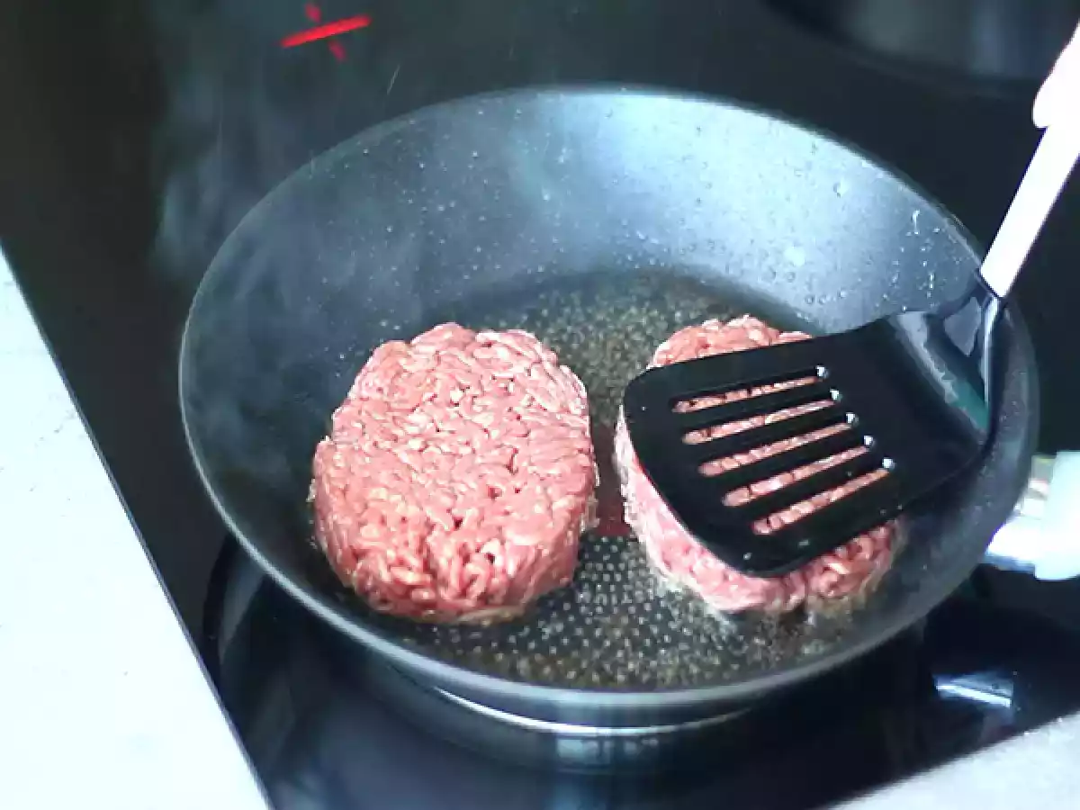 Como cozinhar hambúrguer de carne moída?