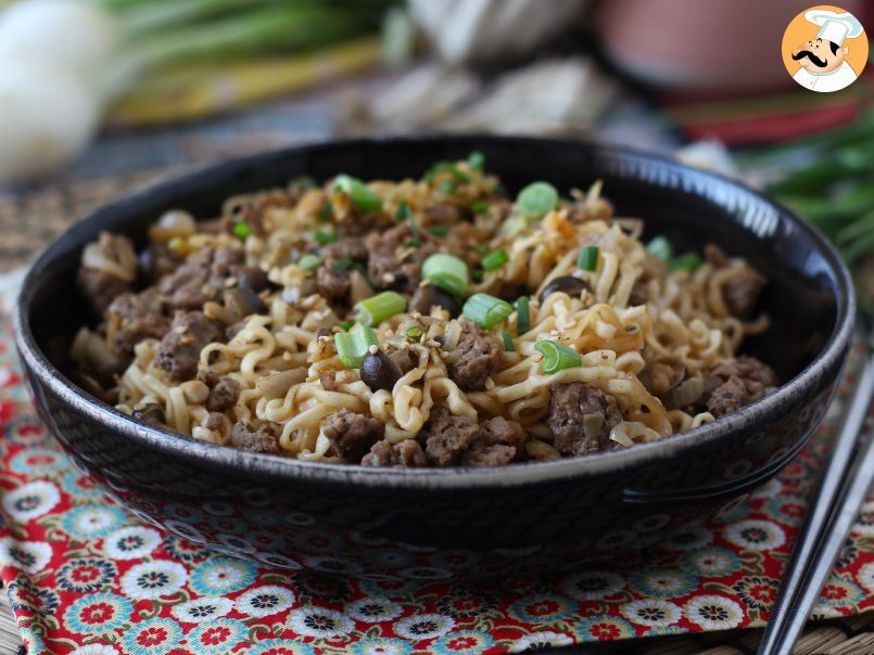 Como cozinhar macarrão instantâneo? Receita rápida com carne e cogumelos!