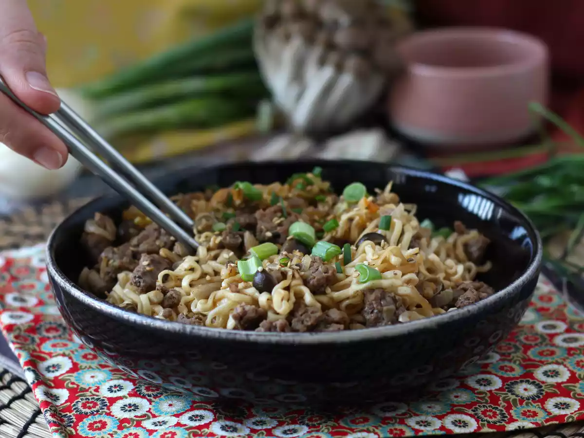 Como cozinhar macarrão instantâneo? Receita rápida com carne e cogumelos! - foto 5