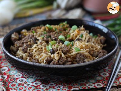 Como cozinhar macarrão instantâneo? Receita rápida com carne e cogumelos!