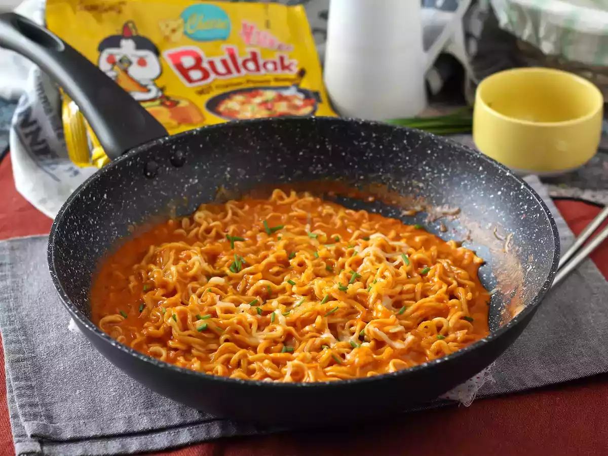 Como cozinhar o Lamen coreano super picante Buldak sabor Cheese?