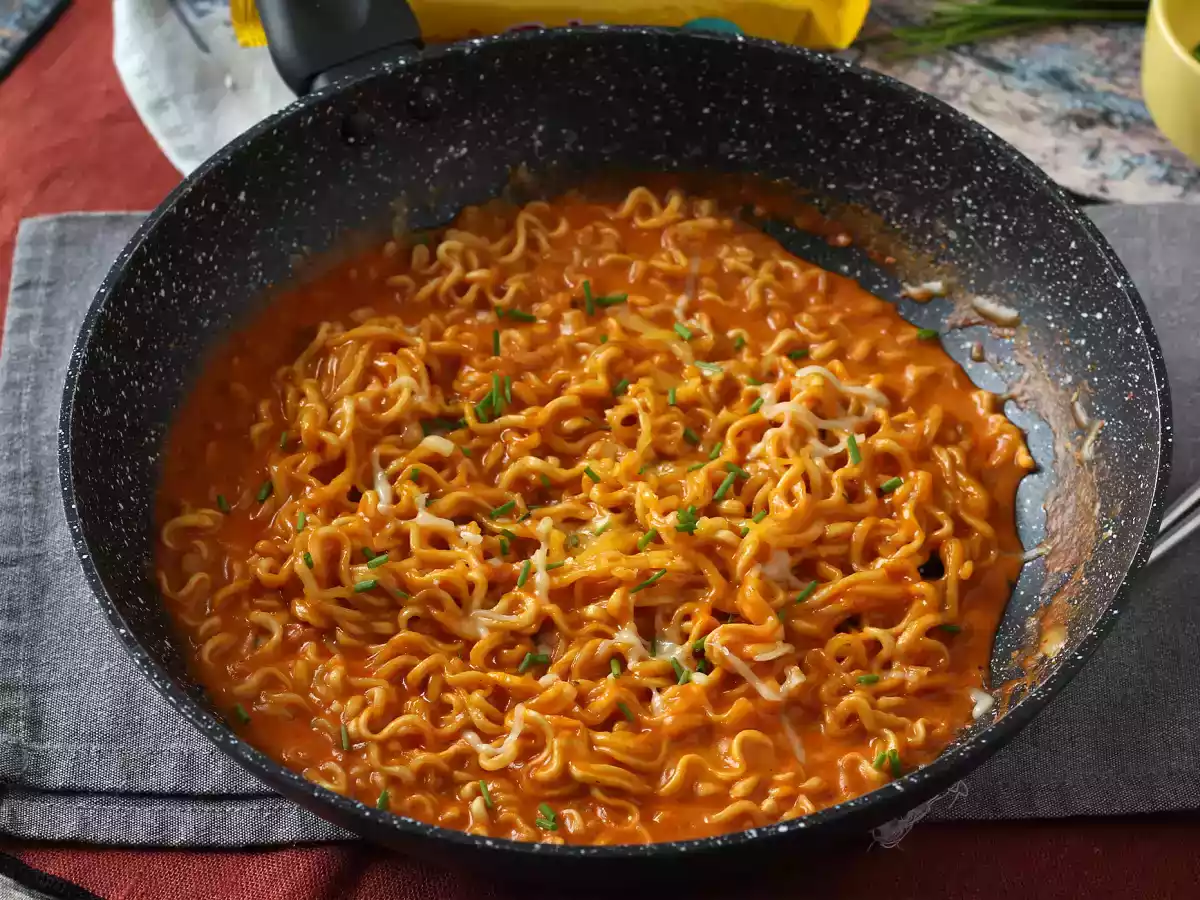 Como cozinhar o Lamen coreano super picante Buldak sabor Cheese? - foto 4