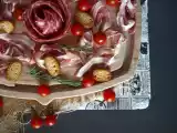 Como criar uma tábua de embutidos decorada em forma de rosa?, foto 2