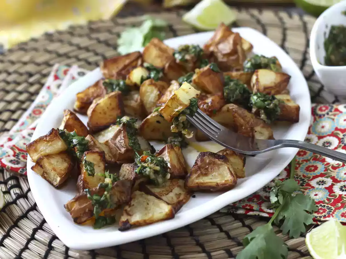 Como fazer batata rústica com molho chimichurri?