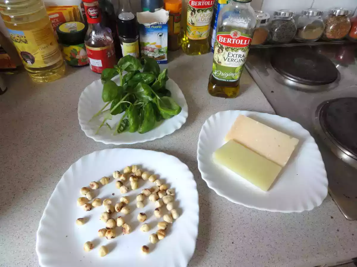 Como fazer molho pesto com avelãs.