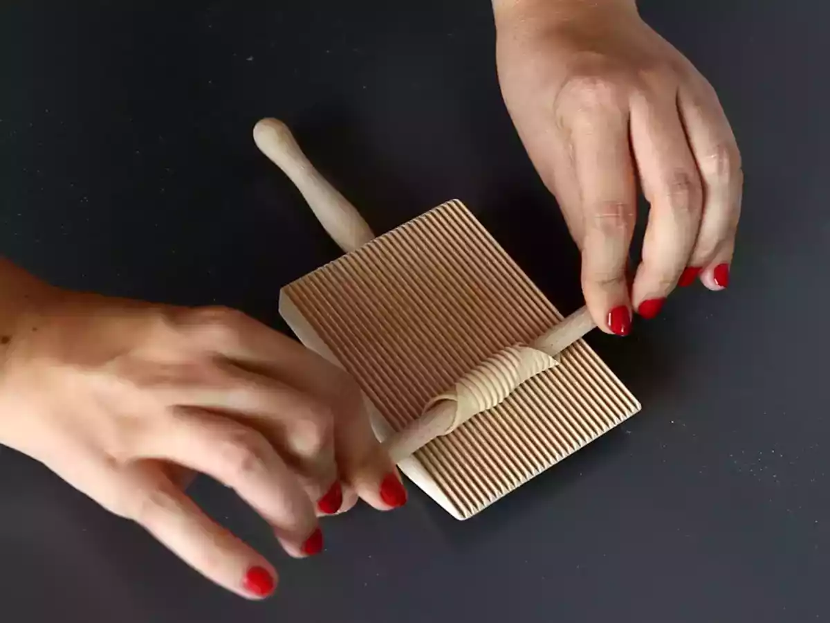 Como fazer os garganelli, a massa italiana em forma de cilindro?