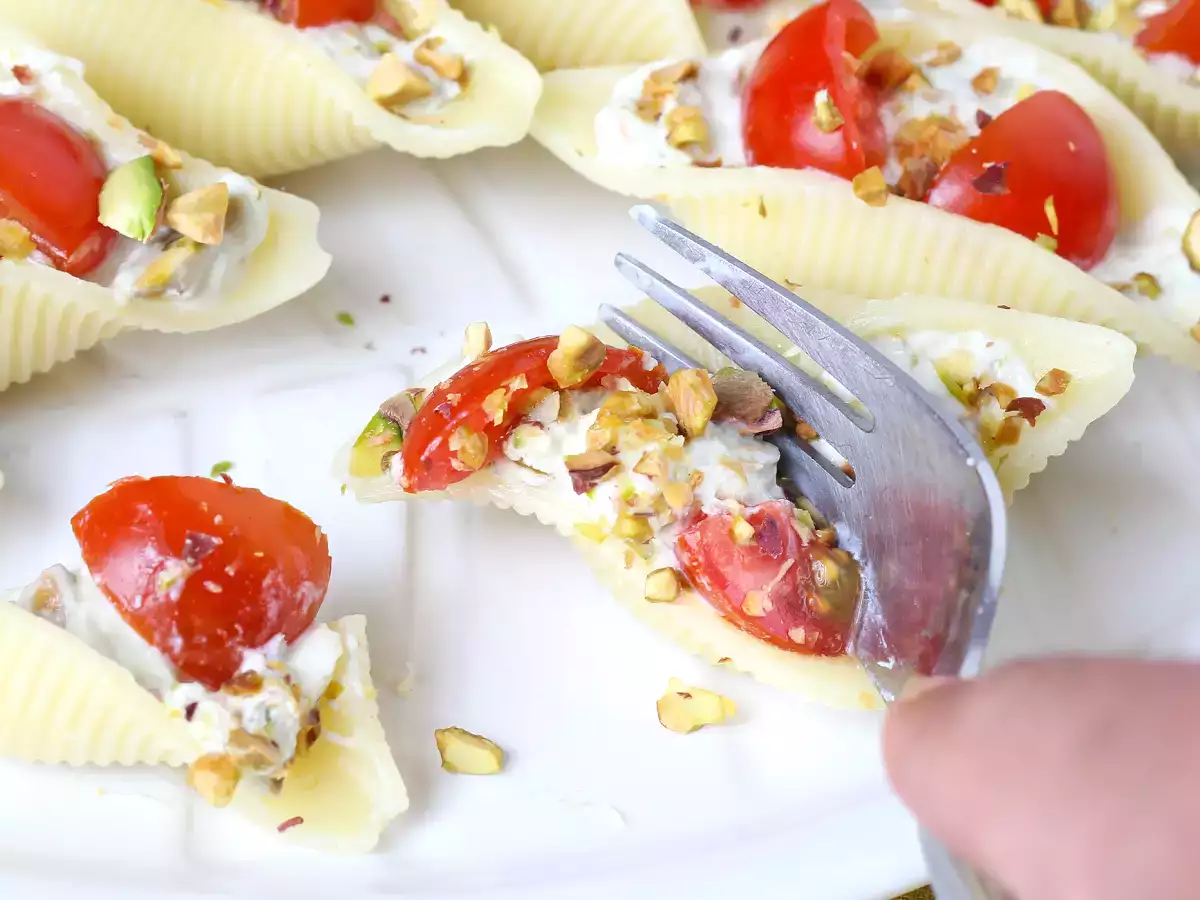 Conchiglioni recheados frios com stracciatella, pistache, tomates-cereja e limão - foto 2